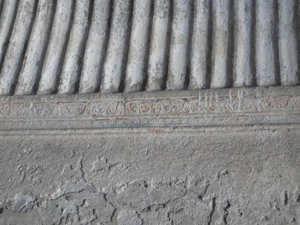 VI.8, Herculaneum. August 2013. Detail of decorative stucco on east wall. Photo courtesy of Buzz Ferebee.
